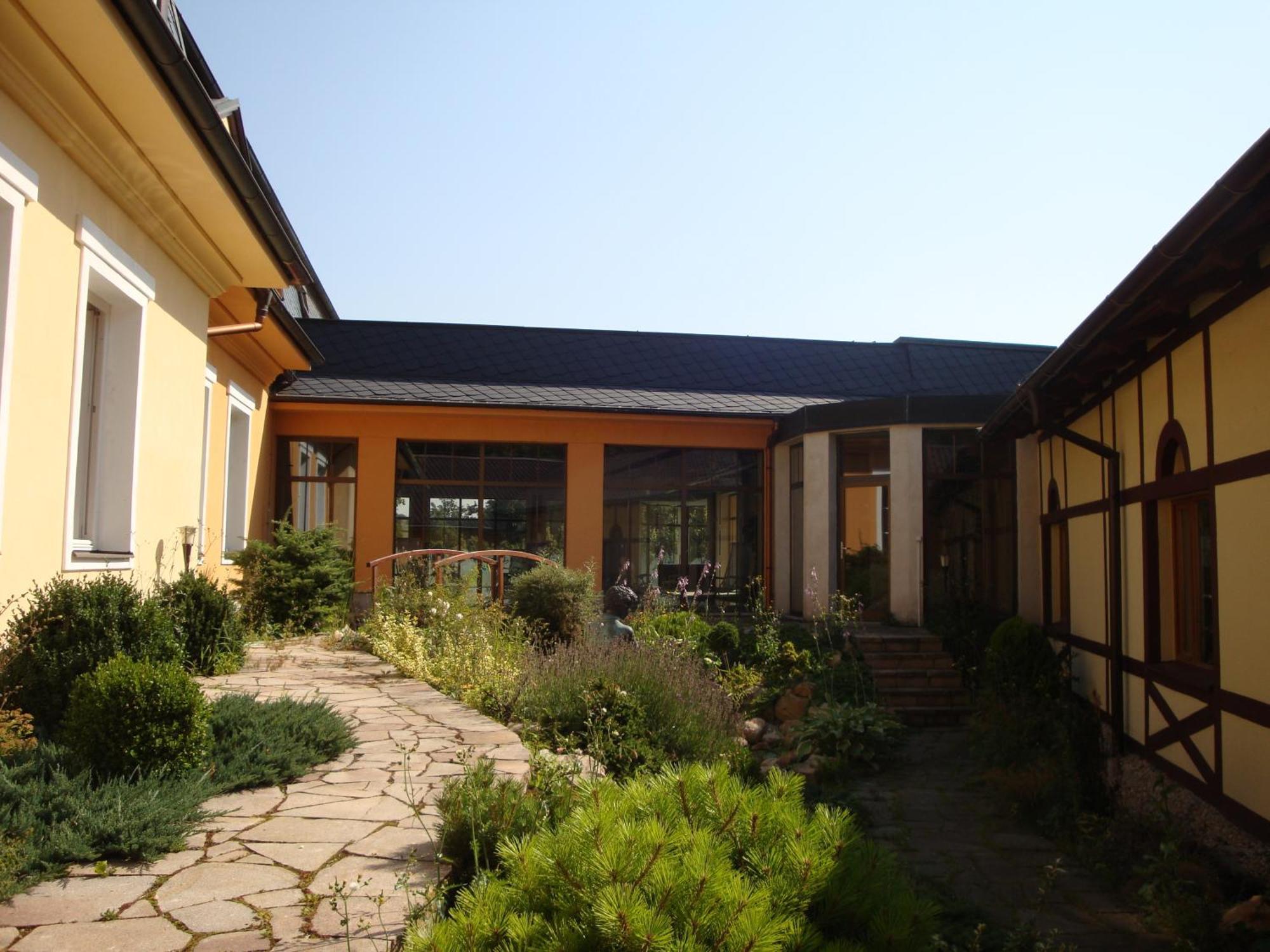 拉兹恩伊芙怎尼酒店 Klášterec nad Ohří 外观 照片